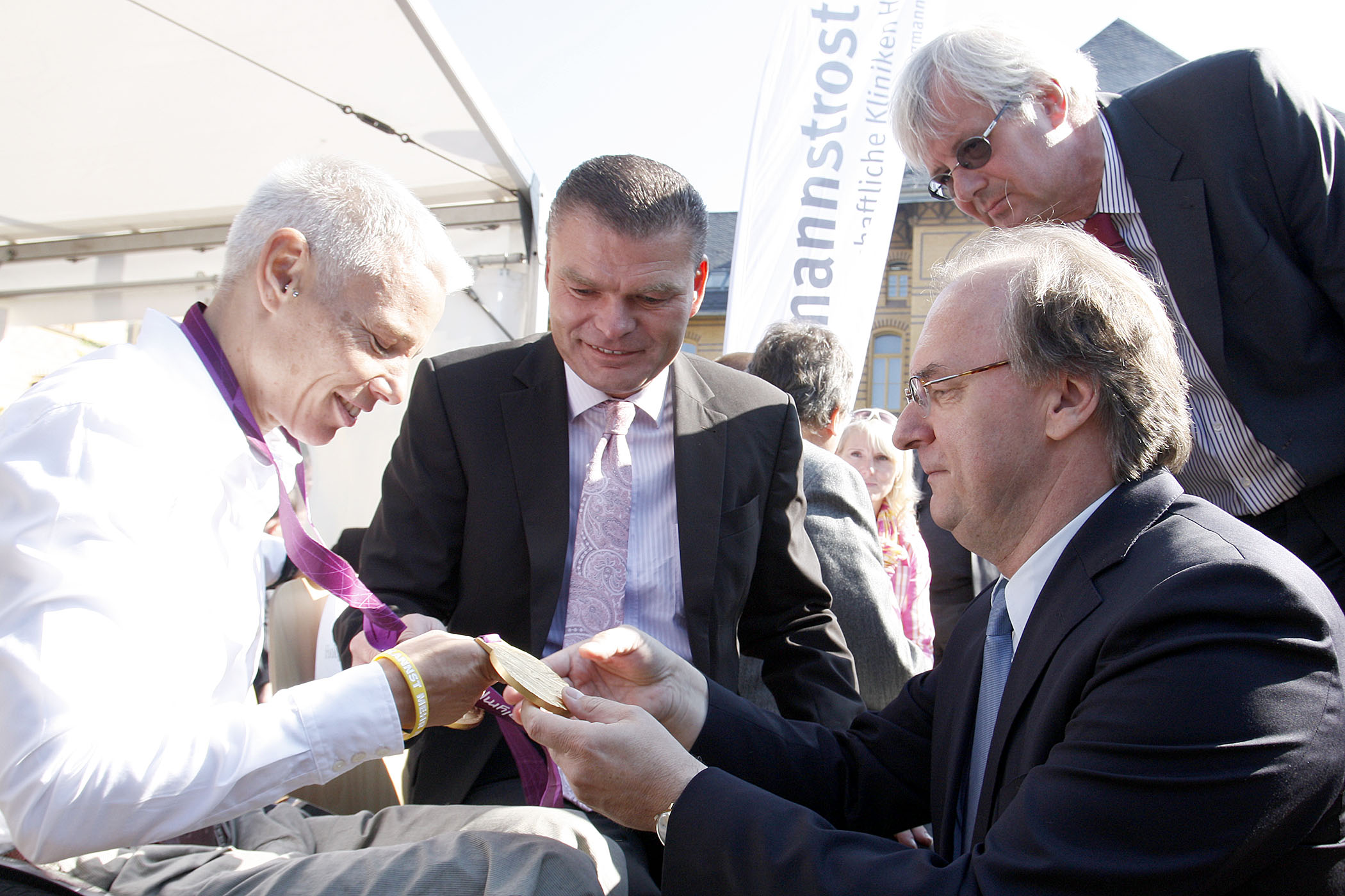 Andrea Eskau zeigt ihre beiden paralympischen Goldmedaillen Innenminister Holger Stahlknecht und Ministerpräsident Rainer Haselhoff